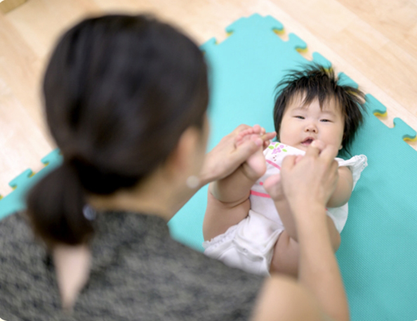 くぼた式育児法のレッスンを受ける親子