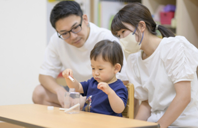 講師の指導のもと子どもと関わる両親