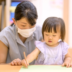 先生と課題に取り組む子供の様子