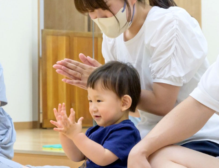 親子で体操をする様子