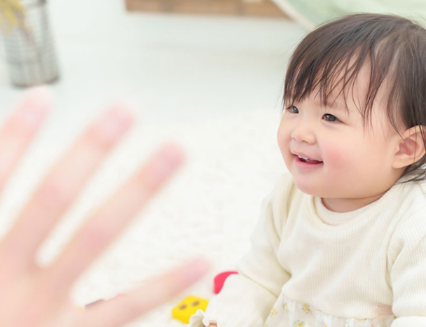 講師の手を見つめる赤ちゃん